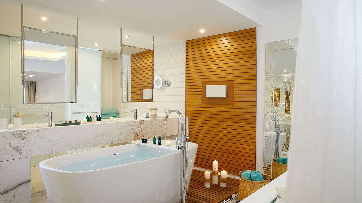 Signature Island Suite Outdoor Jacuzzi